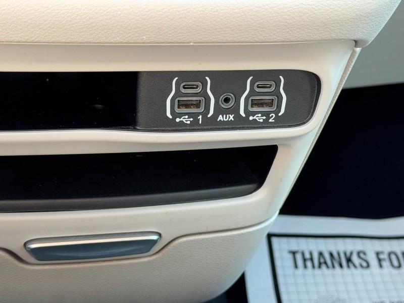 Chrysler Pacifica Vehicle Full-screen Gallery Image 21