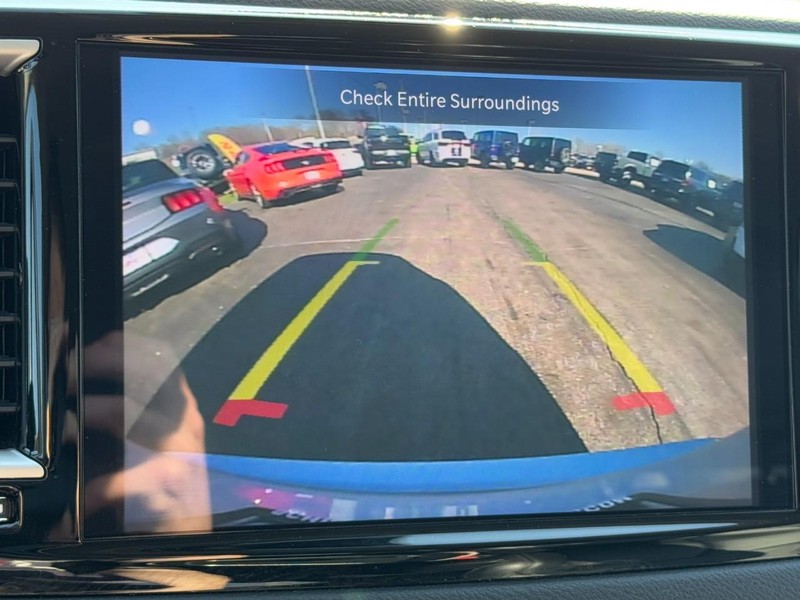 Chrysler Pacifica Vehicle Full-screen Gallery Image 24