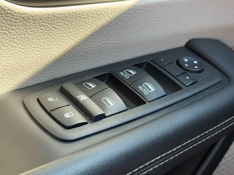 Chrysler Pacifica Vehicle Full-screen Gallery Image 25