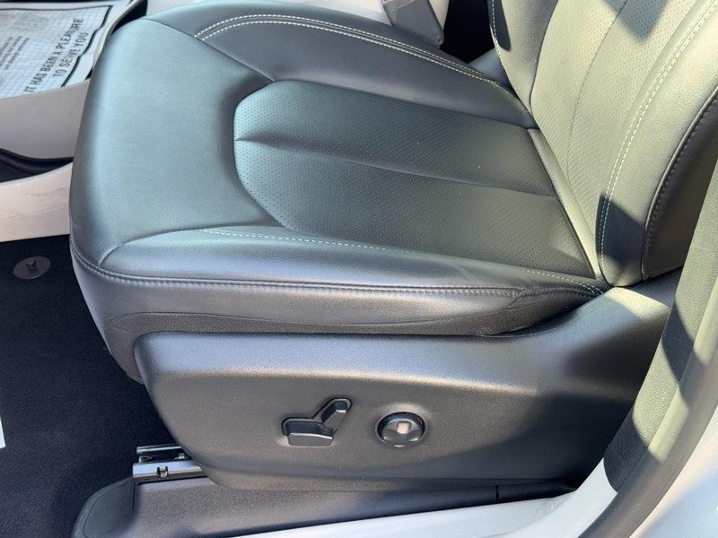 Chrysler Pacifica Vehicle Full-screen Gallery Image 26