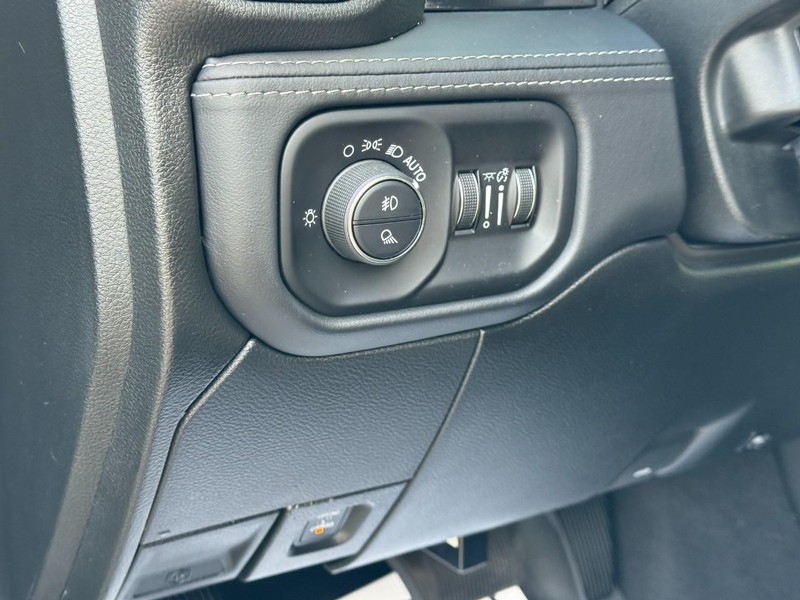 Ram 2500 Vehicle Full-screen Gallery Image 18