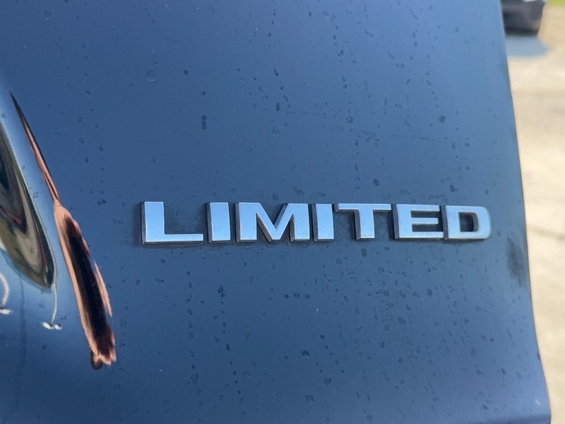 Jeep Cherokee Vehicle Full-screen Gallery Image 04