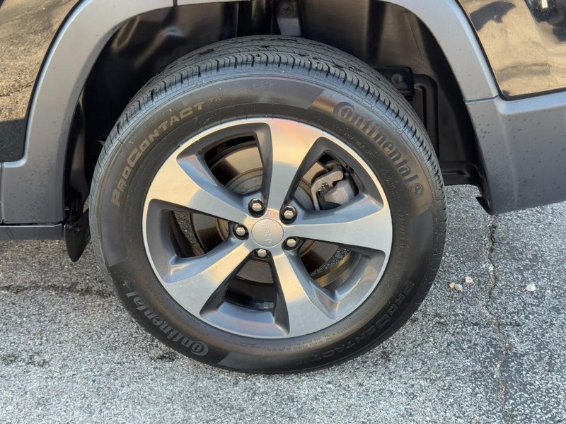 Jeep Cherokee Vehicle Full-screen Gallery Image 08