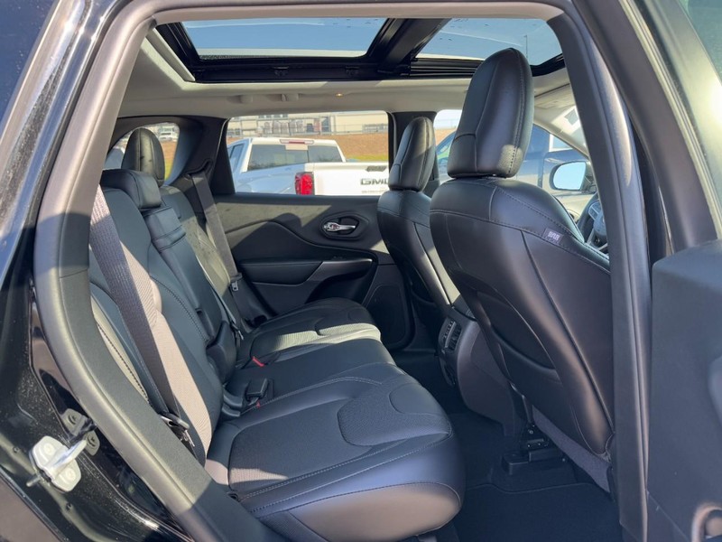 Jeep Cherokee Vehicle Full-screen Gallery Image 11