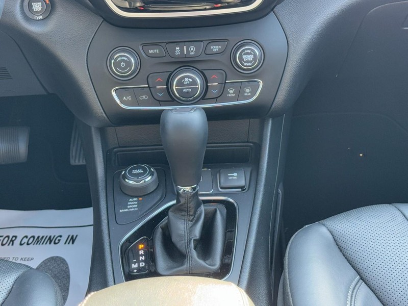 Jeep Cherokee Vehicle Full-screen Gallery Image 15