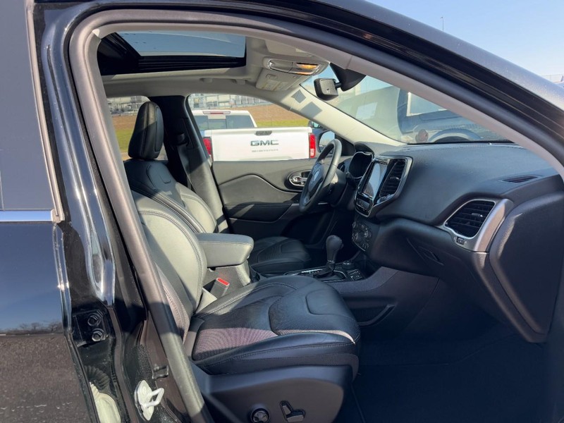 Jeep Cherokee Vehicle Full-screen Gallery Image 16