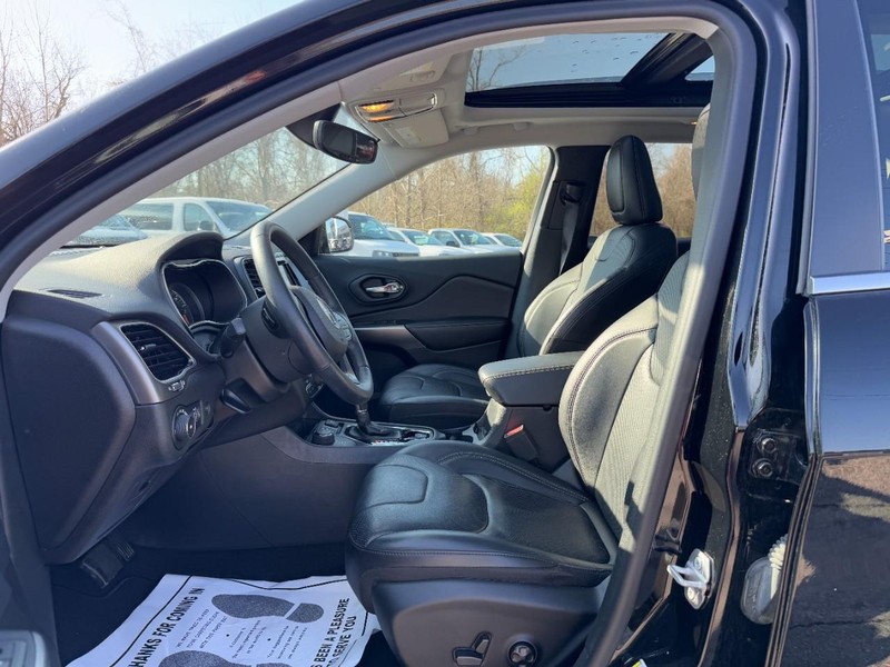 Jeep Cherokee Vehicle Full-screen Gallery Image 17