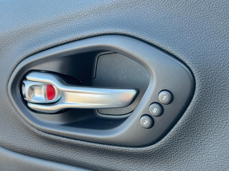 Jeep Cherokee Vehicle Full-screen Gallery Image 18