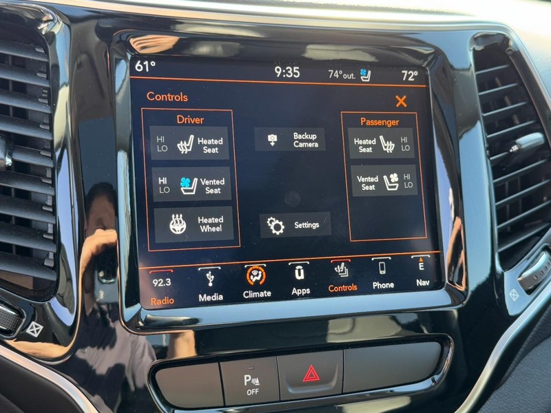 Jeep Cherokee Vehicle Full-screen Gallery Image 23