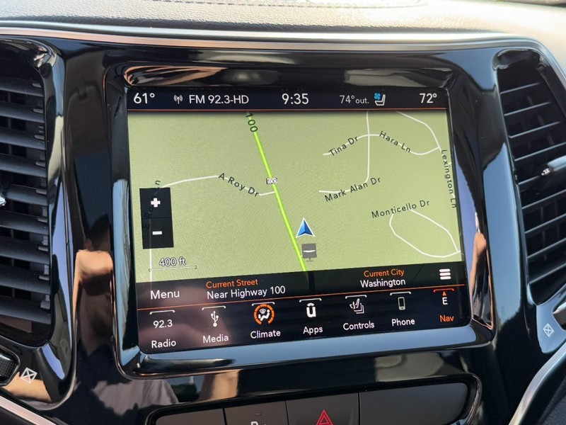 Jeep Cherokee Vehicle Full-screen Gallery Image 24