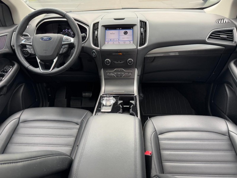 Ford Edge Vehicle Full-screen Gallery Image 11