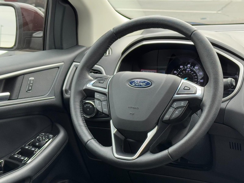Ford Edge Vehicle Full-screen Gallery Image 12