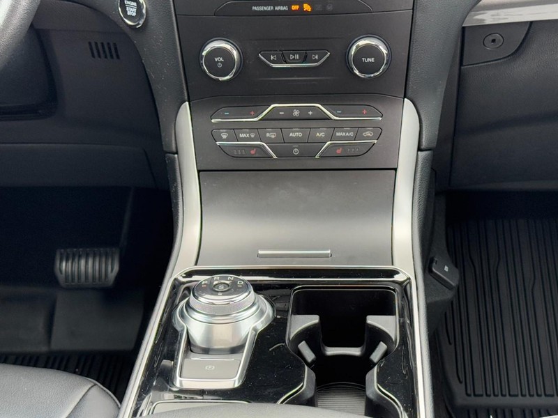 Ford Edge Vehicle Full-screen Gallery Image 14