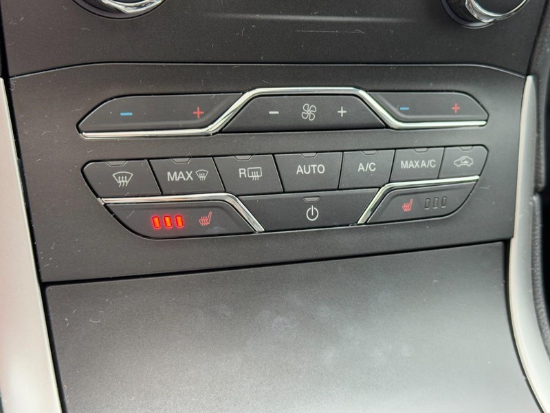 Ford Edge Vehicle Full-screen Gallery Image 18