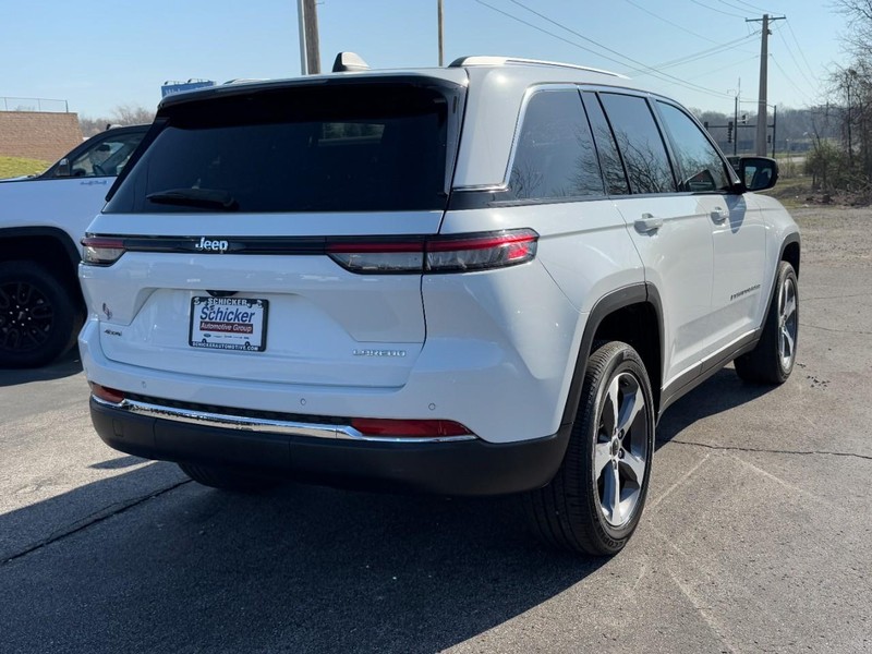 Jeep Grand Cherokee Vehicle Full-screen Gallery Image 03