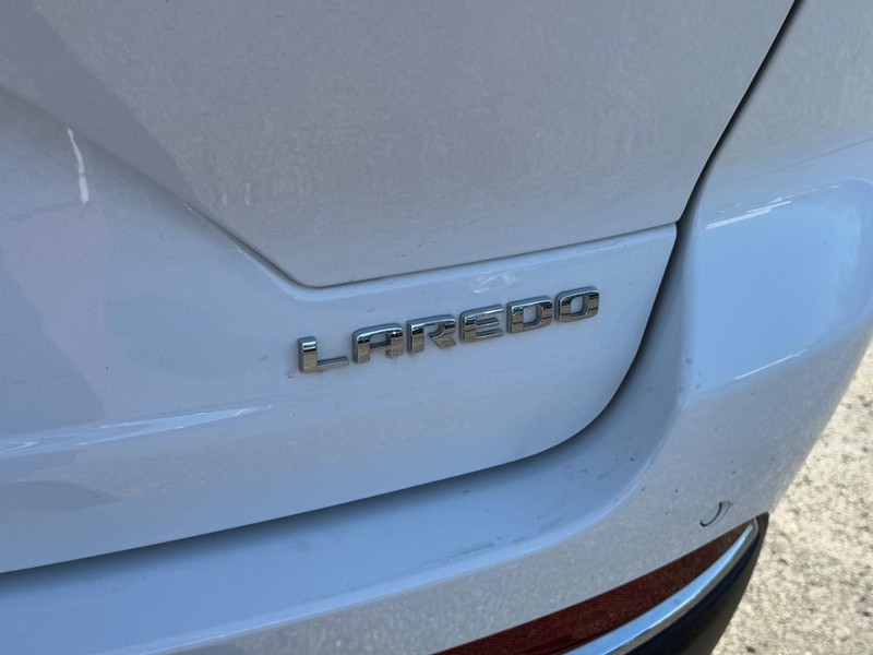 Jeep Grand Cherokee Vehicle Full-screen Gallery Image 04