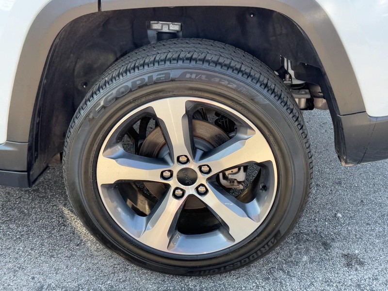 Jeep Grand Cherokee Vehicle Full-screen Gallery Image 08