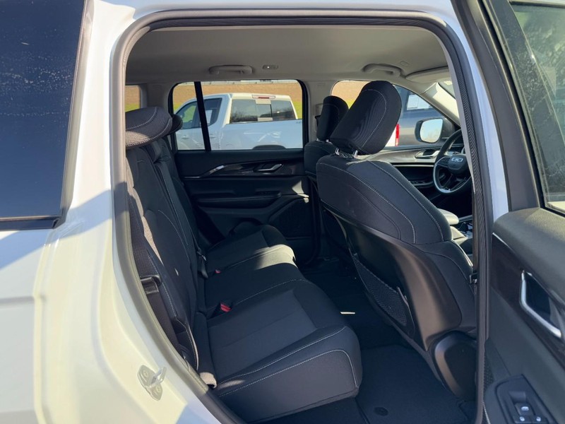 Jeep Grand Cherokee Vehicle Full-screen Gallery Image 11