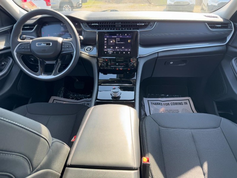 Jeep Grand Cherokee Vehicle Full-screen Gallery Image 12