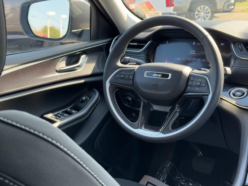 Jeep Grand Cherokee Vehicle Full-screen Gallery Image 13