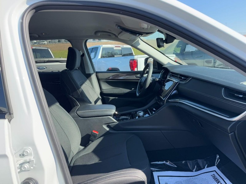 Jeep Grand Cherokee Vehicle Full-screen Gallery Image 16