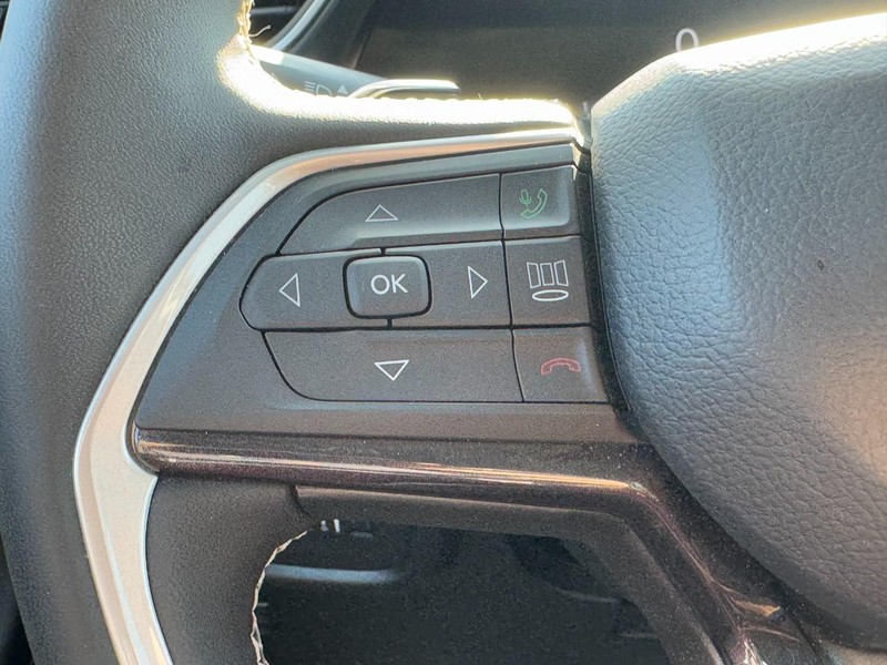 Jeep Grand Cherokee Vehicle Full-screen Gallery Image 17