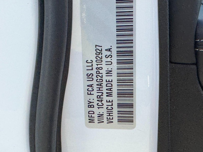 Jeep Grand Cherokee Vehicle Full-screen Gallery Image 23