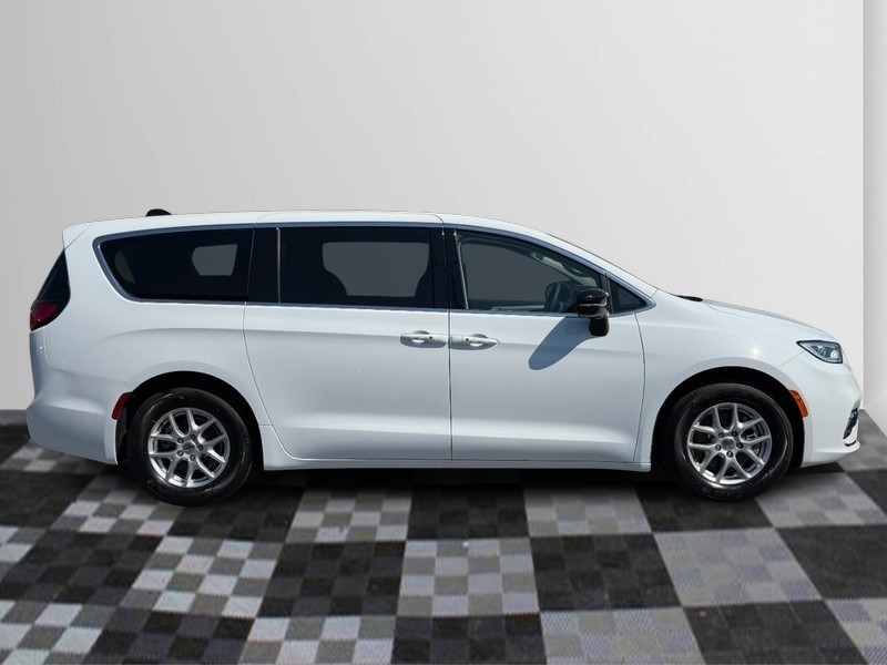 Chrysler Pacifica Vehicle Full-screen Gallery Image 02