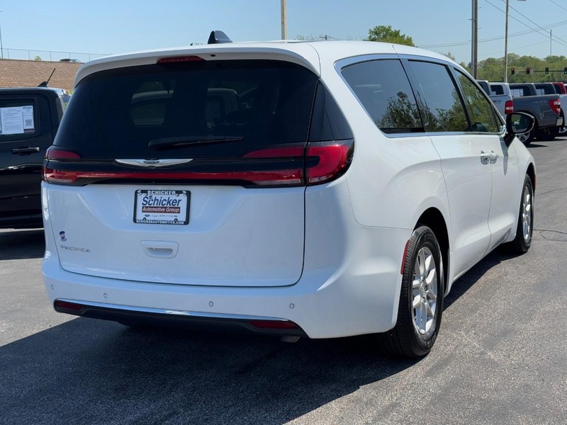 Chrysler Pacifica Vehicle Full-screen Gallery Image 03