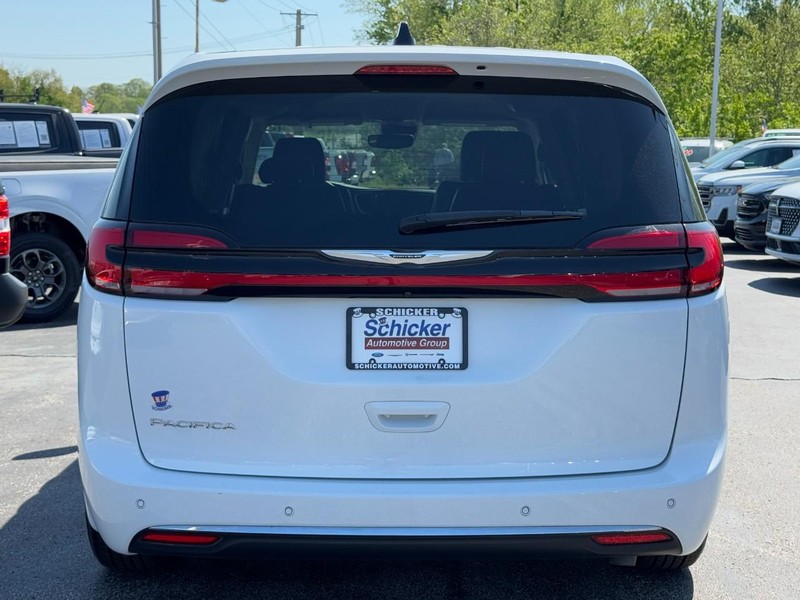 Chrysler Pacifica Vehicle Full-screen Gallery Image 04