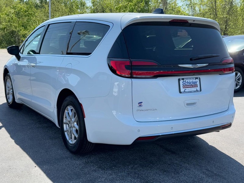 Chrysler Pacifica Vehicle Full-screen Gallery Image 06