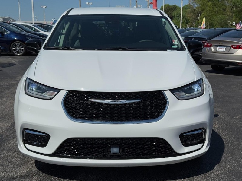 Chrysler Pacifica Vehicle Full-screen Gallery Image 09
