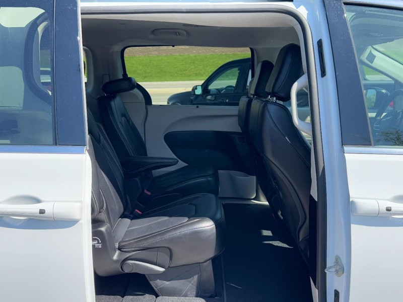 Chrysler Pacifica Vehicle Full-screen Gallery Image 10