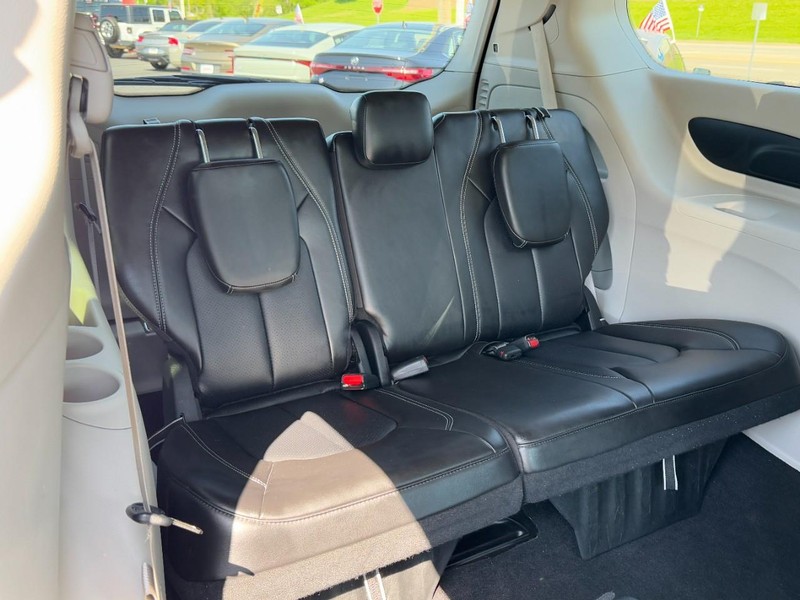 Chrysler Pacifica Vehicle Full-screen Gallery Image 11