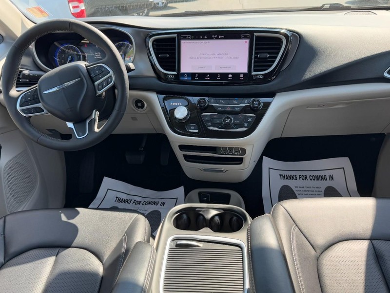 Chrysler Pacifica Vehicle Full-screen Gallery Image 12