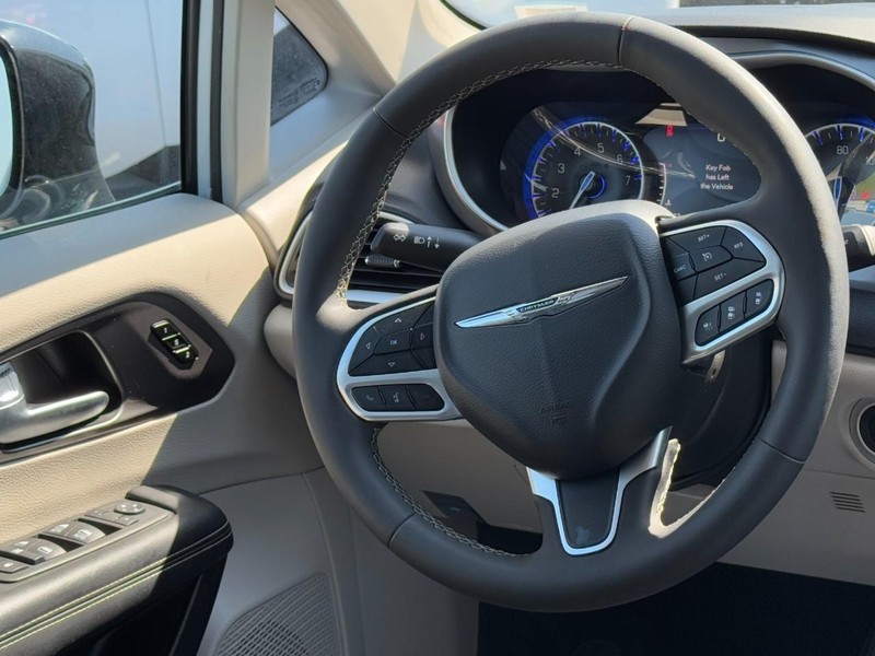 Chrysler Pacifica Vehicle Full-screen Gallery Image 13