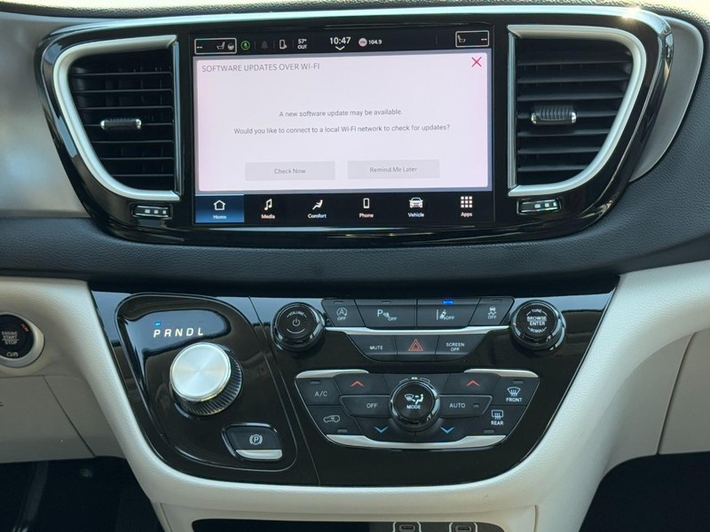 Chrysler Pacifica Vehicle Full-screen Gallery Image 14