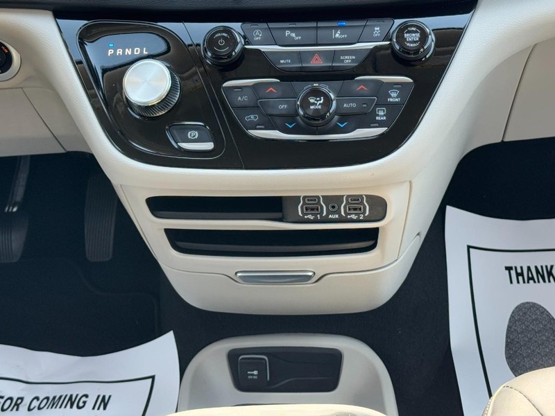 Chrysler Pacifica Vehicle Full-screen Gallery Image 15