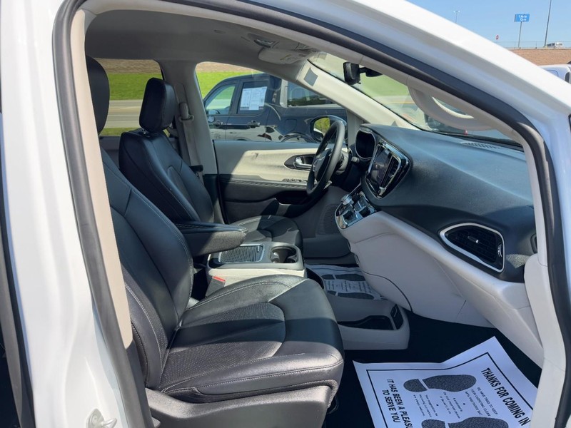 Chrysler Pacifica Vehicle Full-screen Gallery Image 16