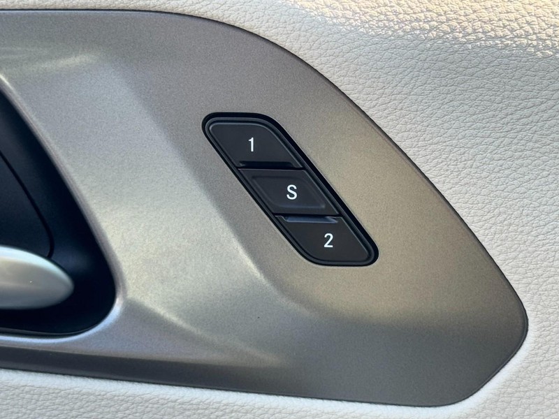 Chrysler Pacifica Vehicle Full-screen Gallery Image 17