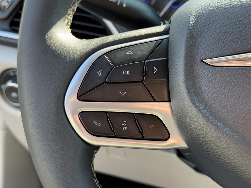 Chrysler Pacifica Vehicle Full-screen Gallery Image 18