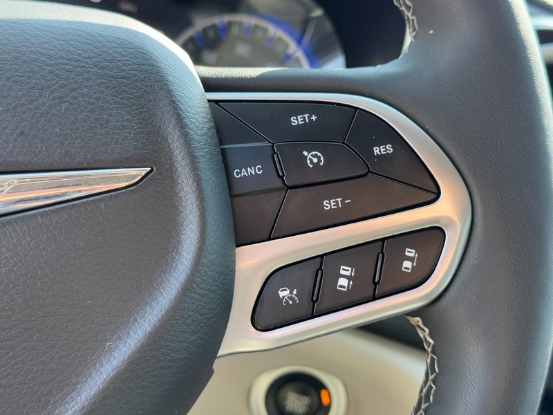 Chrysler Pacifica Vehicle Full-screen Gallery Image 19
