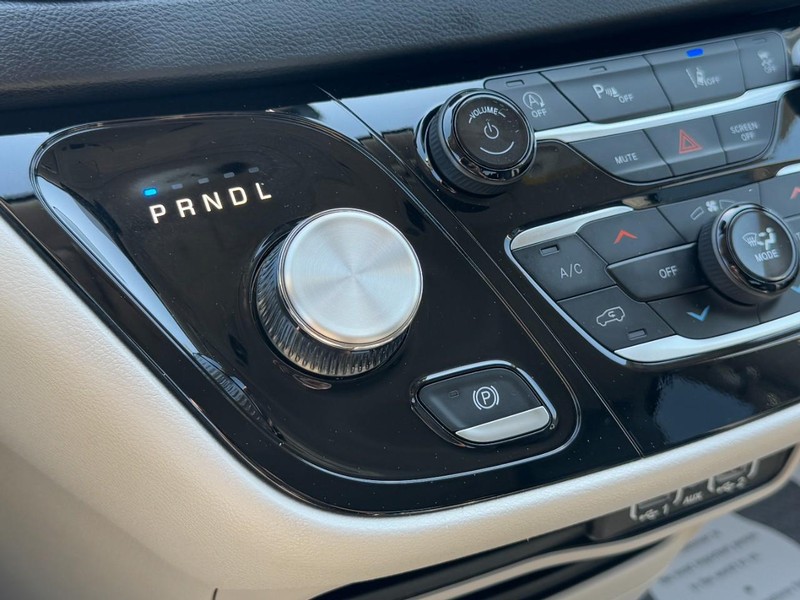 Chrysler Pacifica Vehicle Full-screen Gallery Image 21