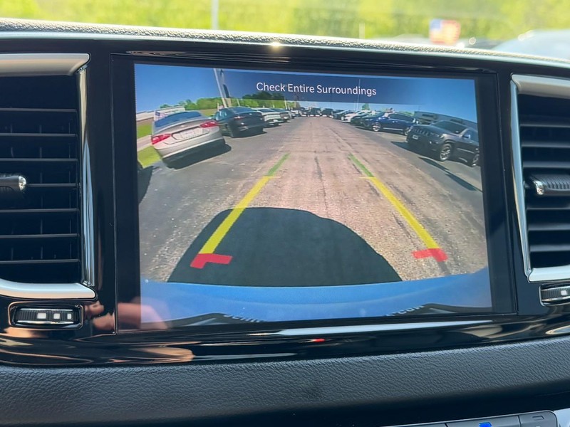 Chrysler Pacifica Vehicle Full-screen Gallery Image 23