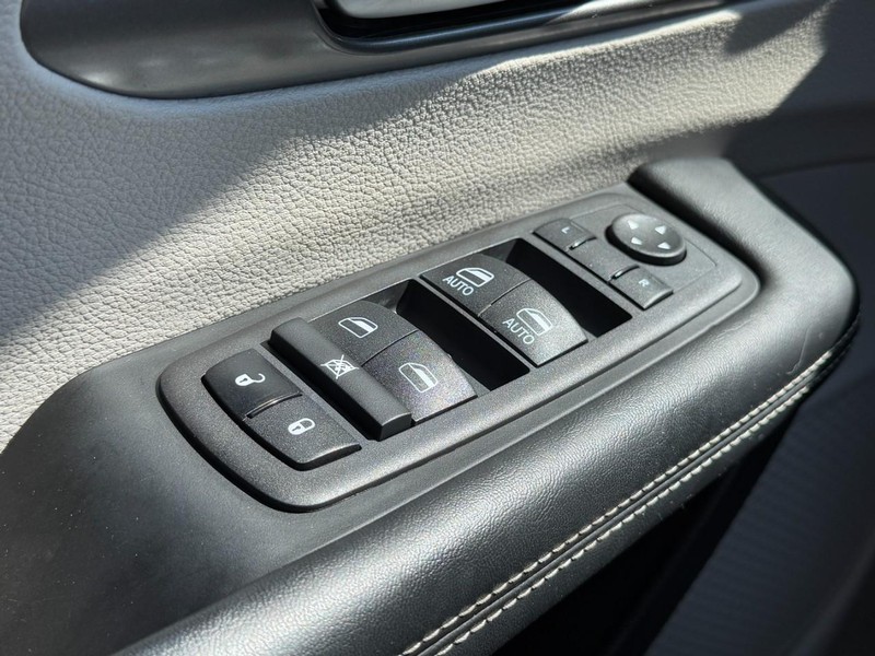 Chrysler Pacifica Vehicle Full-screen Gallery Image 24