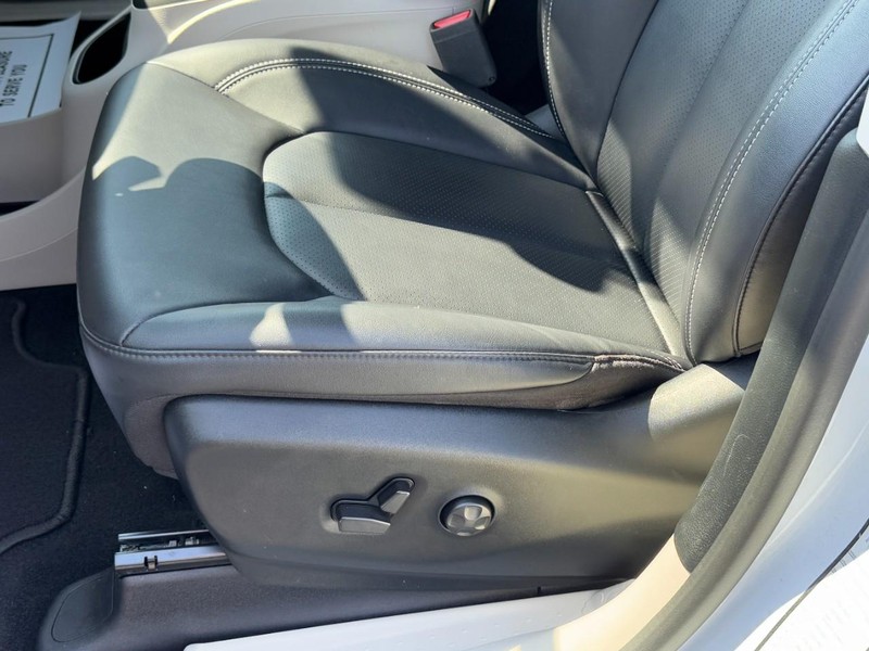 Chrysler Pacifica Vehicle Full-screen Gallery Image 25
