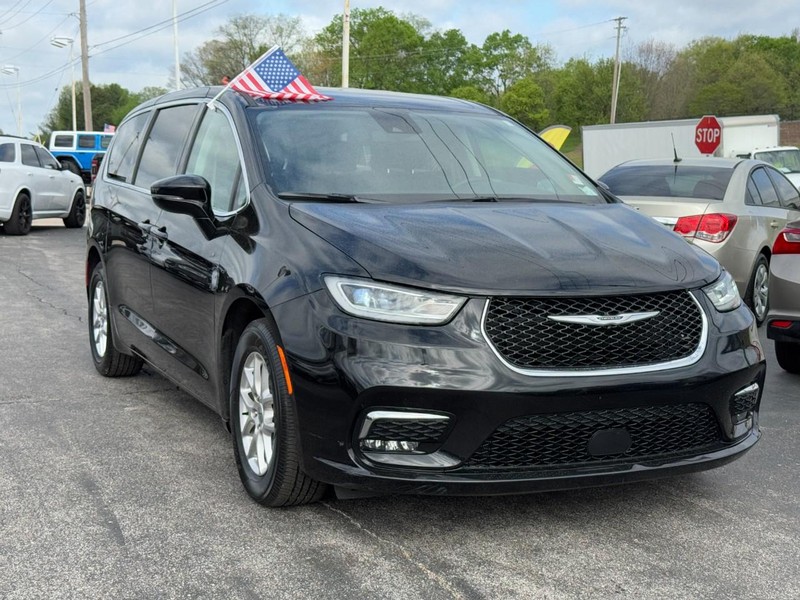 Chrysler Pacifica Vehicle Full-screen Gallery Image 02