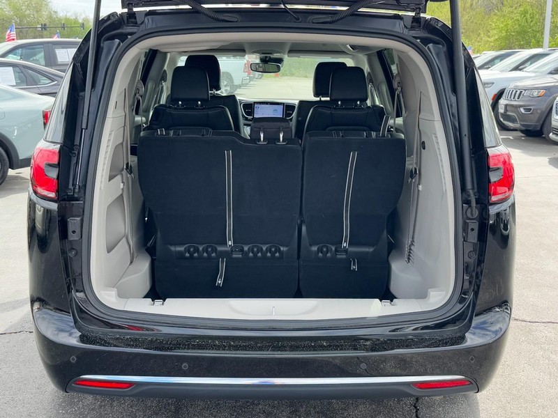 Chrysler Pacifica Vehicle Full-screen Gallery Image 05