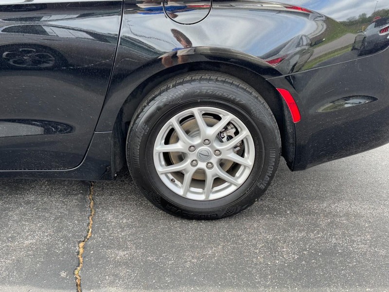 Chrysler Pacifica Vehicle Full-screen Gallery Image 07