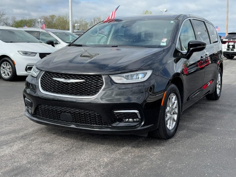 Chrysler Pacifica Vehicle Full-screen Gallery Image 08